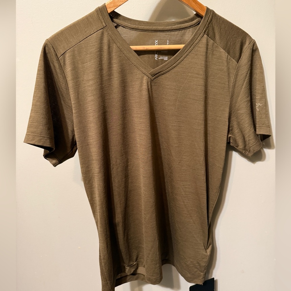 Arc’teryx Wool Blend A2B Olive V-neck t-shirt! Brand New with tags!!